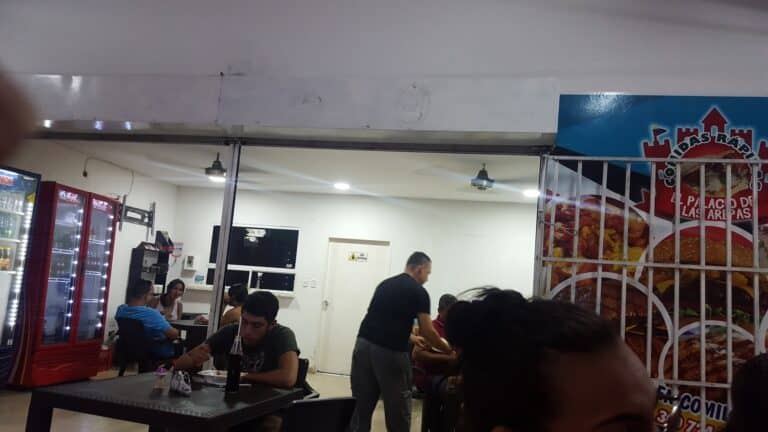 Imagen de personas disfrutando de eventos sociales en La Samaria Social Club, un lugar popular para reuniones y celebraciones en Bogotá.