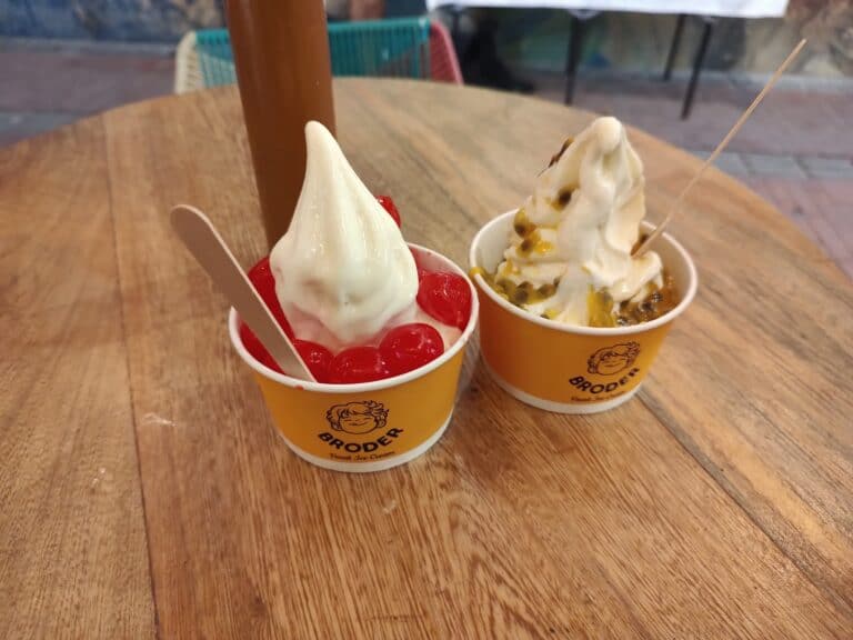 Helados artesanales en Lulo Café Bar, con sabores variados y presentación atractiva, ideales para disfrutar en un ambiente acogedor y moderno.
