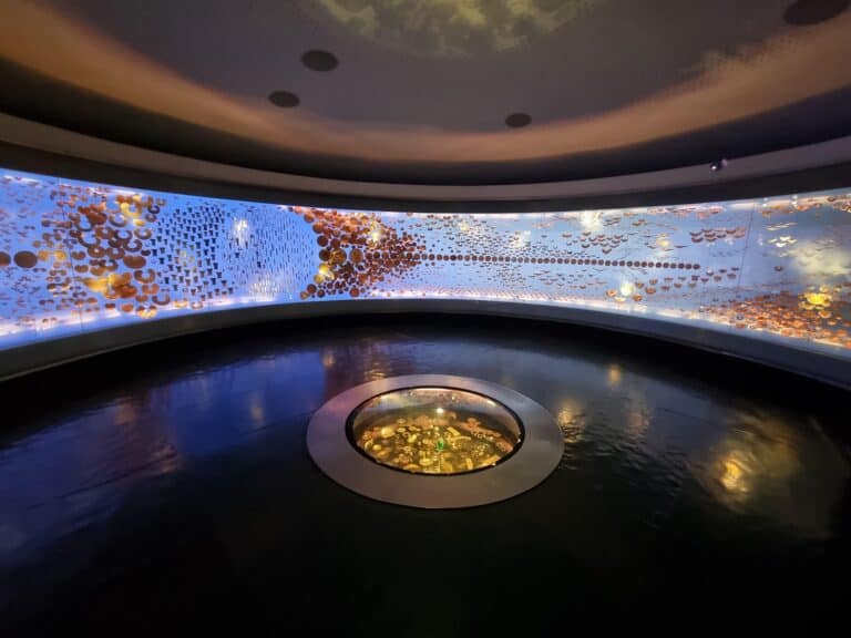 Vista de la exposición en el Museo del Oro, mostrando piezas de oro precolombinas en un ambiente moderno y luminoso, ideal para aprender sobre la historia y cultura indígena.