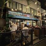 Imagen del Absolute Cigar Lounge, un espacio elegante y moderno para disfrutar de cigarros premium en un ambiente exclusivo y cómodo.