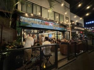 Imagen del Absolute Cigar Lounge, un espacio elegante y moderno para disfrutar de cigarros premium en un ambiente exclusivo y cómodo.