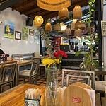 Arepería Casa Arte: ambiente acogedor con decoración artesanal y lámparas de mimbre, ideal para disfrutar de deliciosas arepas en un espacio cómodo y artístico.