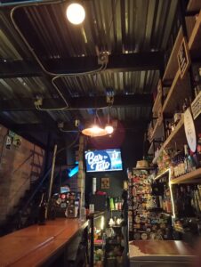 Bar de Tato, ambiente acogedor y moderno en un espacio con decoración única, ideal para disfrutar de bebidas y buena compañía en un lugar destacado en la ciudad.