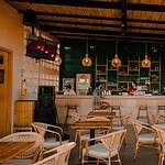 Bar y restaurante en Casa Papau Resto Bar, con ambiente acogedor y moderno, ideal para disfrutar de bebidas y comida en un espacio cómodo y bien decorado.