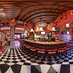 Interior de Crab's Bar con decoración temática de cangrejos, barra de bebidas y ambiente animado en un espacio con diseño único y colorido.