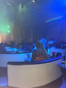 Espectáculo en la discoteca Jennylao con ambiente vibrante y luces de colores, ideal para disfrutar de la vida nocturna en un espacio moderno y seguro.