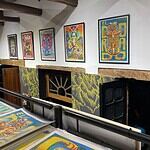 Pinturas y carteles artísticos en La Linterna Bogotá, un espacio cultural destacado para eventos y exposiciones. Disfruta de arte vibrante y ambiente acogedor en este emblemático lugar.