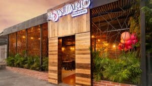 Restaurante El Santuario - Ambiente acogedor y moderno en un entorno natural.