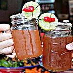 Refrescos en frascos con rodajas de limón y cerezas, en un ambiente de restaurante.