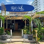 Amplia vista del restaurante Punta Las Velas, un popular club de playa en Costa Rica, con ambiente tropical, decoración rústica y acceso directo a la playa.