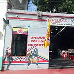 Tarjeta Roja Santa Marta: ambiente deportivo y cultural en Santa Marta con temática de fútbol y apoyo a los deportes locales.