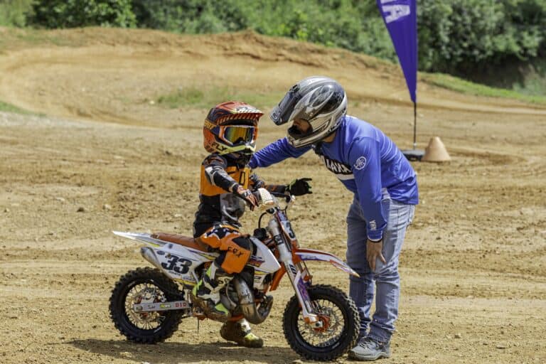Motocross infantil en la pista Guillermo Escobar, entrenamiento y apoyo para jóvenes pilotos en un entorno natural.