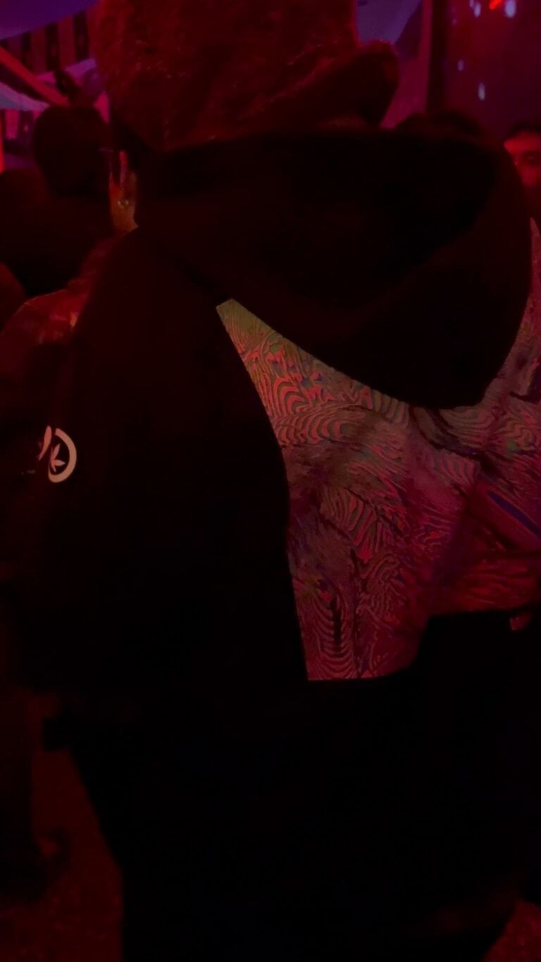 Imagen de un evento en vivo en Radio57 con público disfrutando la música en un ambiente vibrante y dinámico.