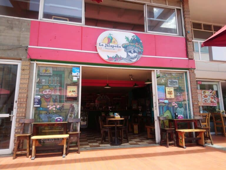 Restaurante La Jalapeña, conocido por su ambiente acogedor y comida mexicana auténtica, ofrece una experiencia culinaria única en un espacio decorado con motivos tradicionales y modernos.