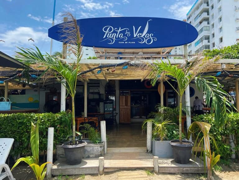 Restaurante Punta Las Velas en Club de Playa, con ambiente tropical y vista al mar, ideal para disfrutar de comida deliciosa y relajarse en un entorno exclusivo y paradisíaco.