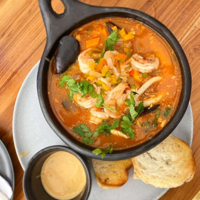 Sopa de mariscos fresca y deliciosa en Restaurante Punta Las Velas, club de playa con vista al mar, ideal para disfrutar en un ambiente relajado y exclusivo.