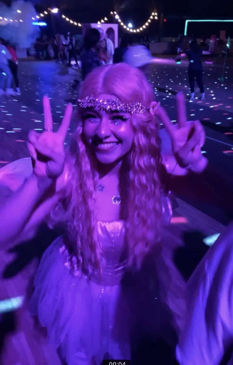 Disco en patines en un evento de fiesta con luces de neón y ambiente divertido. Personas disfrutando de la música y bailando en una pista de patinaje al aire libre.