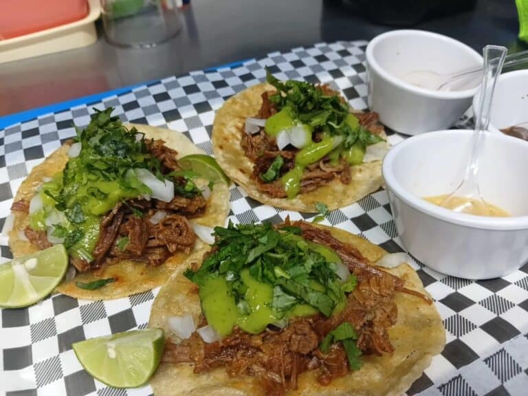 Tacos de carne con cilantro y limón en Santa Marta, Colombia, en un puesto de comida callejera.