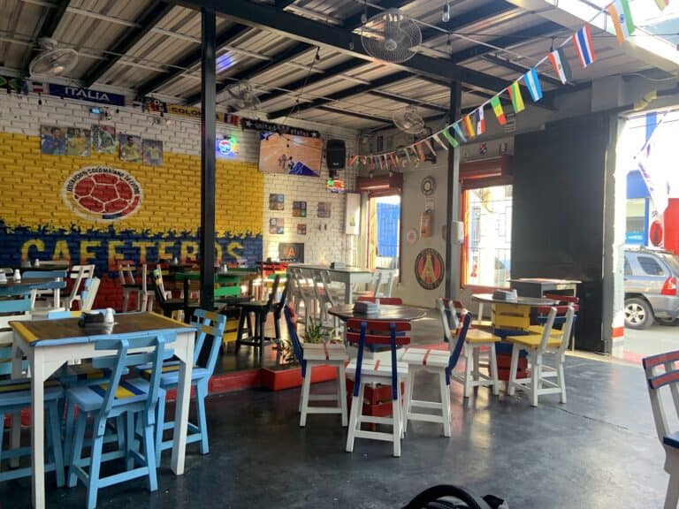 Tarjeta Roja Santa Marta - Ambiente deportivo y festivo para eventos en Santa Marta. Espacio ideal para celebrar con amigos y familiares, decorado con temática de fútbol y colores vibrantes.