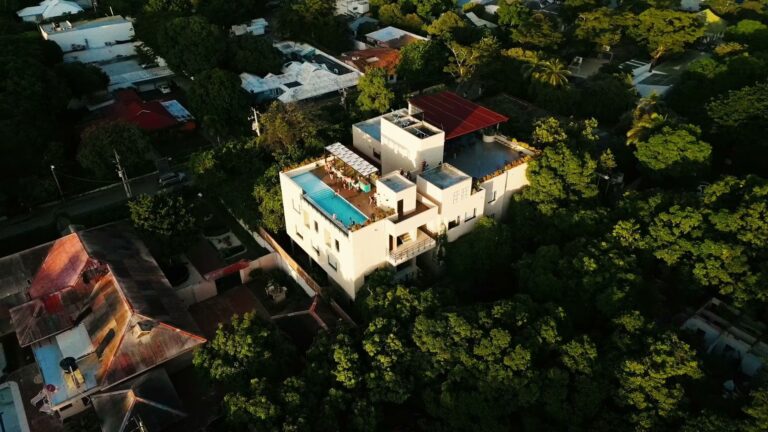 Vista aérea del Terraza Bar en Santa Marta, rodeado de naturaleza y áreas urbanas.