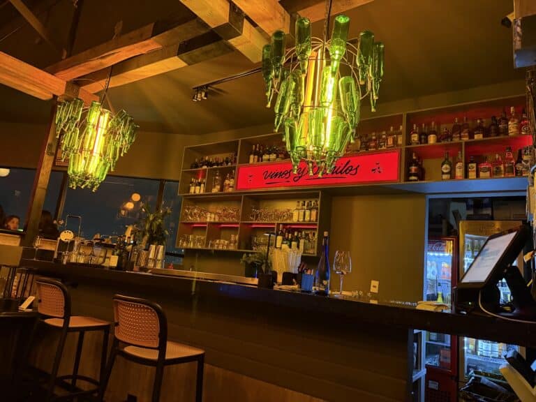 Vinos y Vinilos en Listening Wine Bar, un espacio para disfrutar de una selección de vinos y música en un ambiente acogedor y moderno.