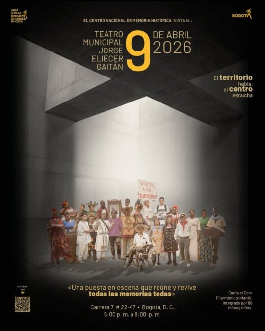 Grupo diverso en escenario del Teatro Municipal Jorge Eliecer Gaitán, con personas en silla de ruedas y en pie, participando en evento cultural en Bogotá.