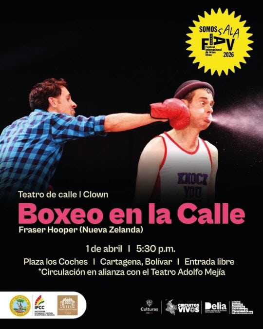 Imagen de una pelea callejera de boxeo con un boxeador en el centro y un oponente lanzando un golpe en un evento en la calle.