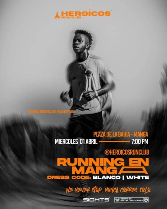 Corredor en acción durante evento de running en Mangá, promoviendo salud y deporte en la comunidad. Participantes con ropa deportiva blanca, en una carrera en la Plaza de la Bahía.
