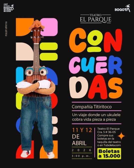 Evento teatral en Bogotá con marioneta de ukulele en el escenario. Disfruta de una obra divertida y creativa en el Teatro El Parque, donde una marioneta de ukulele cobra vida en una historia única.