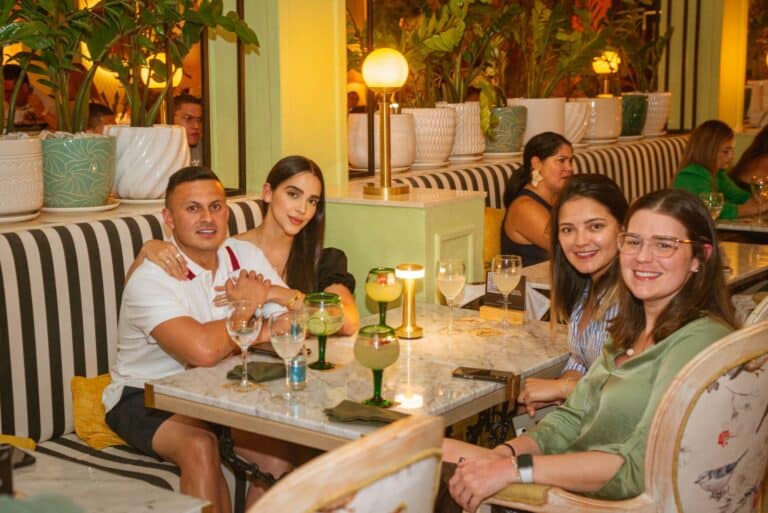 Restaurante Ana Restaurante Bar: ambiente cálido y sofisticado con decoración moderna, ideal para disfrutar de una velada con amigos o en pareja en un espacio cómodo y bien decorado.