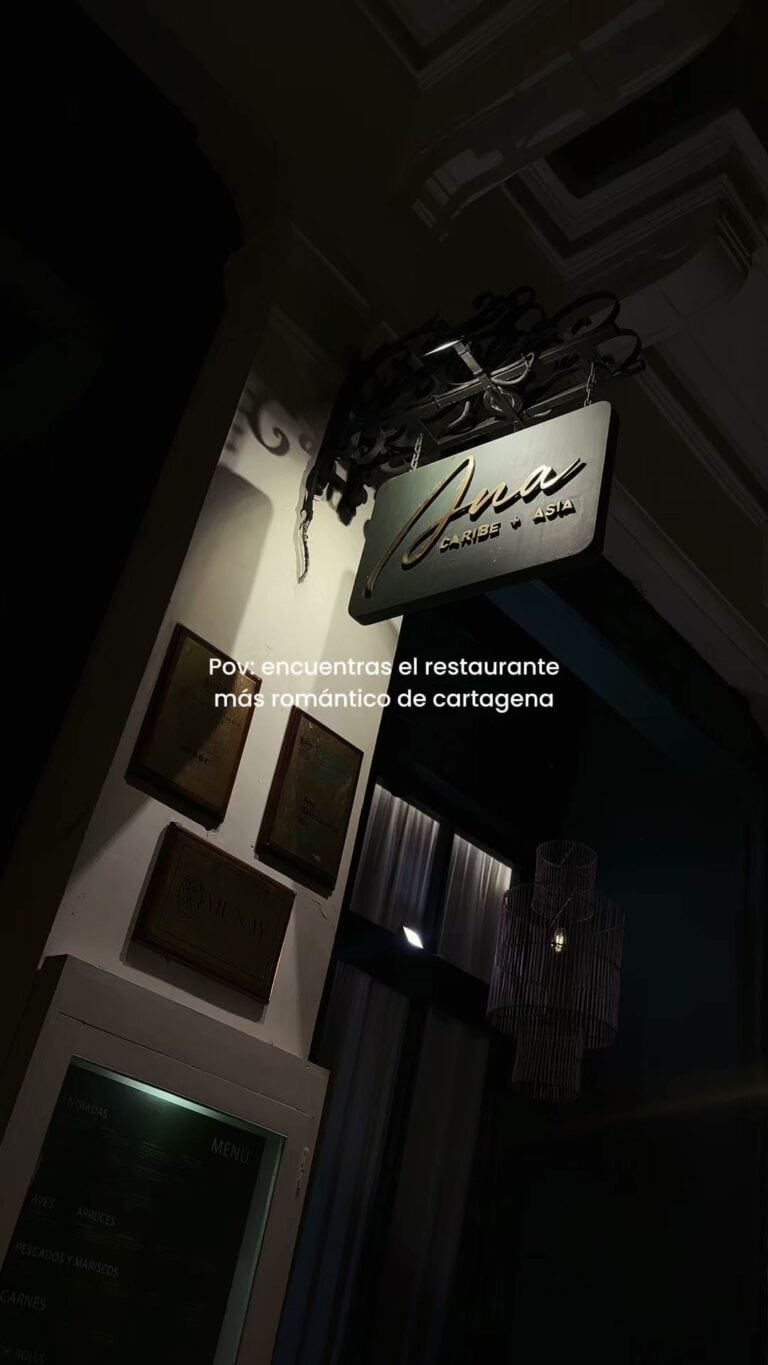 Cartel del restaurante Ana Restaurante Bar en Cartagena, con ambiente romántico y elegante, ideal para cenas especiales y momentos íntimos en la ciudad.