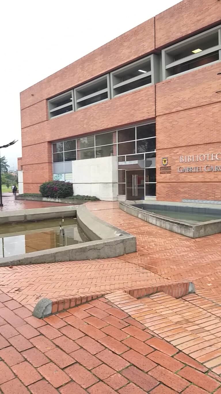 Fachada de la Biblioteca Pública El Tunal Gabriel García Márquez, edificio moderno con paredes de ladrillo y ventanas grandes, ubicada en Bogotá.