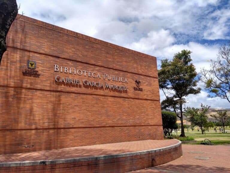 Puerta principal de la Biblioteca Pública El Tunal, un espacio cultural y educativo en Bogotá, Colombia, dedicado a la lectura y la comunidad, con un diseño moderno y accesible.