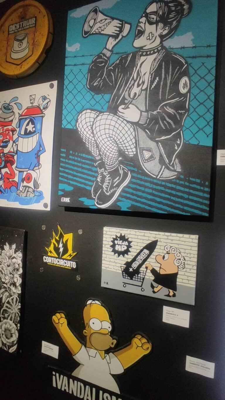 Arte urbano que representa un personaje femenino con megáfono, en un estilo gráfico llamativo y moderno. Ideal para eventos culturales y exposiciones de arte callejero.