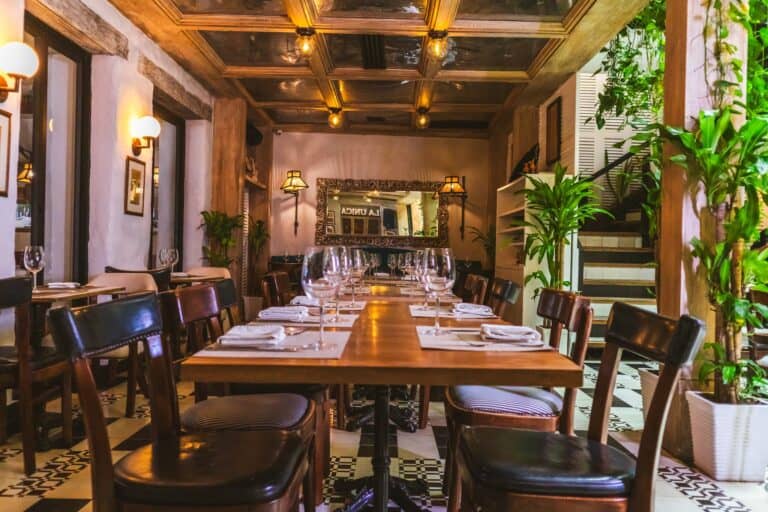 Amplio comedor con decoración elegante y ambiente acogedor en La Única Cartagena, restaurante de cocina mexicana, steak house y cava, ideal para cenas y eventos especiales.