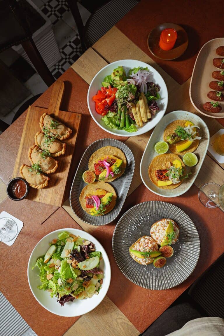 Variedad de platos mexicanos y carnes en La Única Cartagena, restaurante de cocina mexicana, steak house y cava, con ensaladas, tacos y guacamole fresco.