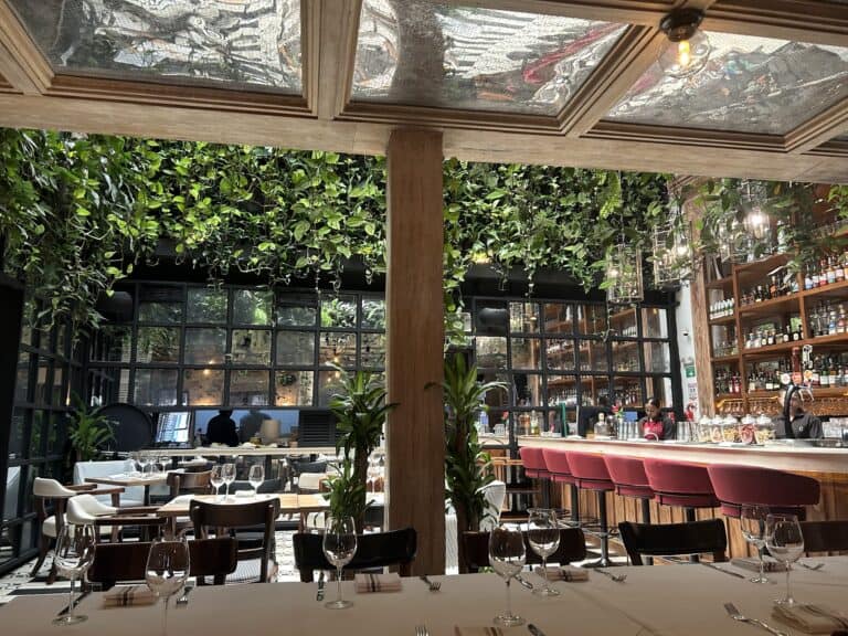 Interior del restaurante La Única Cartagena con ambiente elegante y moderno.