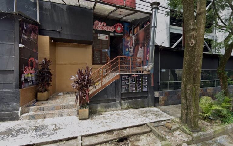 Tienda Morena Vice en Bogotá, un espacio de moda y accesorios para mujeres, con un diseño moderno y acogedor, ubicado en una zona concurrida de la ciudad.