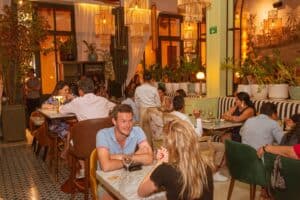 Disfruta de un ambiente acogedor en Ana Restaurante Bar, ideal para socializar y degustar deliciosos platillos en un espacio elegante y moderno.