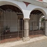 Puerta de entrada al antiguo convento y cárcel en el distrito, con arcos y estructura colonial.