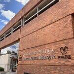 Biblioteca pública en El Tunal, Bogotá, con fachada de ladrillos y señalización del nombre del centro cultural.