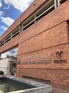 Biblioteca pública en El Tunal, Bogotá, con fachada de ladrillos y señalización del nombre del centro cultural.