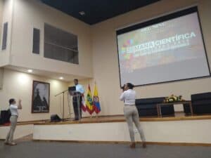 Semana Científica Universidad del Sinú - Sede Santillana, evento académico con presentaciones y actividades sobre desarrollo sostenible y ciencia, en un auditorio moderno.