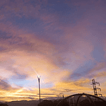 Una vista impresionante del atardecer en UVA de la Armonía, con un cielo colorido y nubes doradas, ideal para eventos y actividades al aire libre en un entorno natural y armonioso.