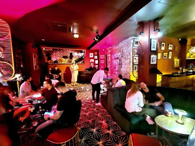 Ambiente íntimo y elegante en un espacio diseñado para networking y experiencias premium.