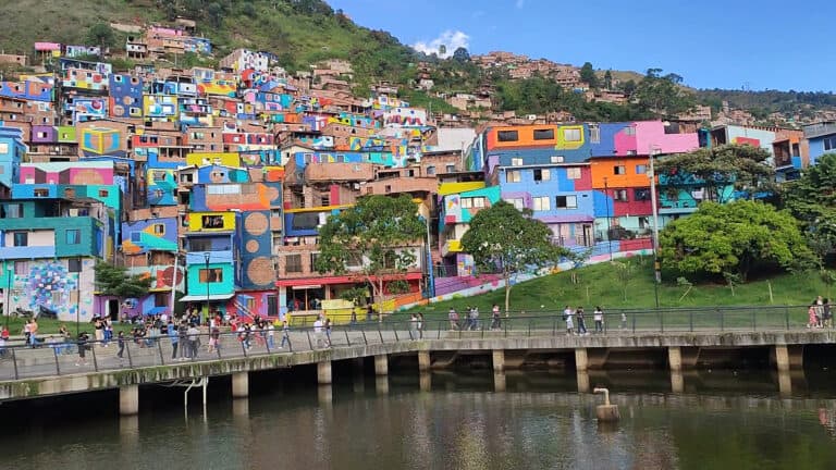 Vista colorida de las casas en la UVA de la Armonía, un barrio innovador en Medellín con viviendas pintadas en diversos colores que reflejan creatividad y cultura local.