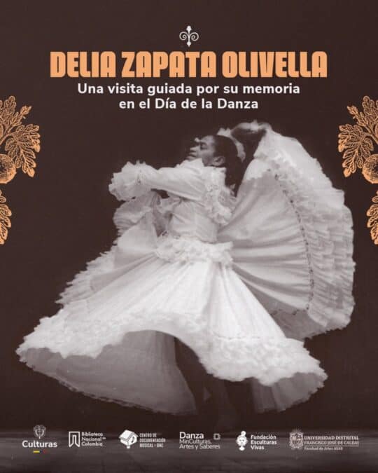 Bailarín de danza folklórica en un escenario, vestido con traje de baile clásico, en una presentación que rinde homenaje a Delia Zapata Olivella y su legado en la cultura colombiana.