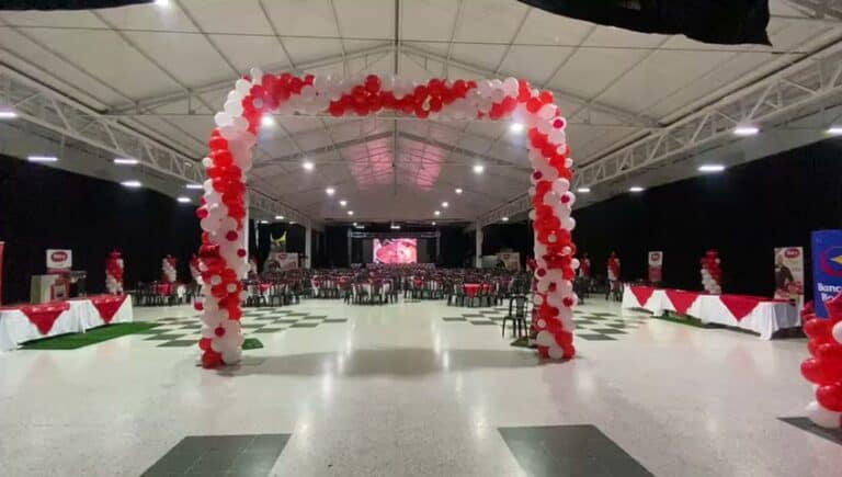 Entrada decorada con globos en evento en Centro de Eventos y Exposiciones.