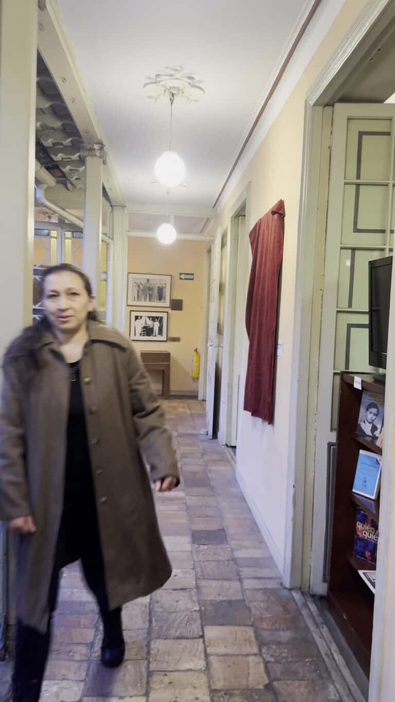 Puerta de entrada a la Casa de Poesía Silva en Bogotá, un espacio dedicado a la cultura y la poesía, con un ambiente acogedor y decoraciones tradicionales.