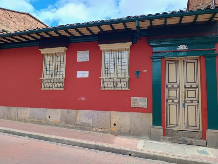 Casa de Poesía Silva, un emblemático espacio cultural en Bogotá, ofrece eventos literarios y actividades culturales en un entorno histórico y acogedor.